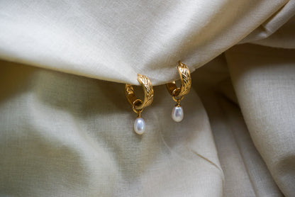 'Aio Ti- Leaf Huggie Earrings - 18k Gold Vermeil & 925 Sterling Silver